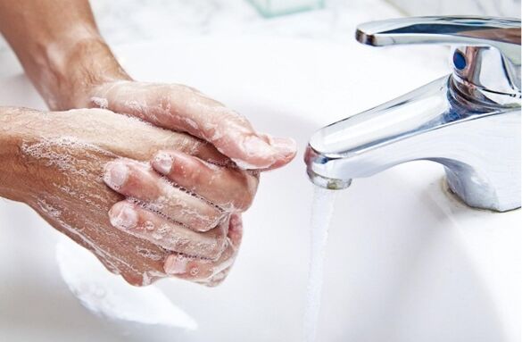 Anda harus mencuci tangan sebelum menyiapkan makanan bebas gluten untuk anak Anda. 