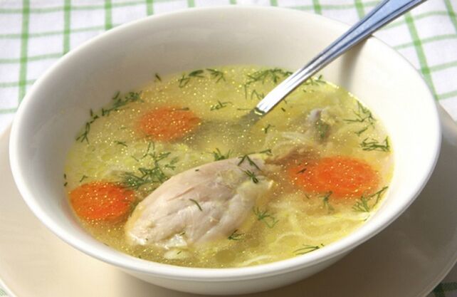 menyiapkan sup sayur dengan ayam untuk diet Dukan