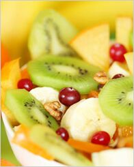 salad buah dan berry dalam diet untuk yang malas