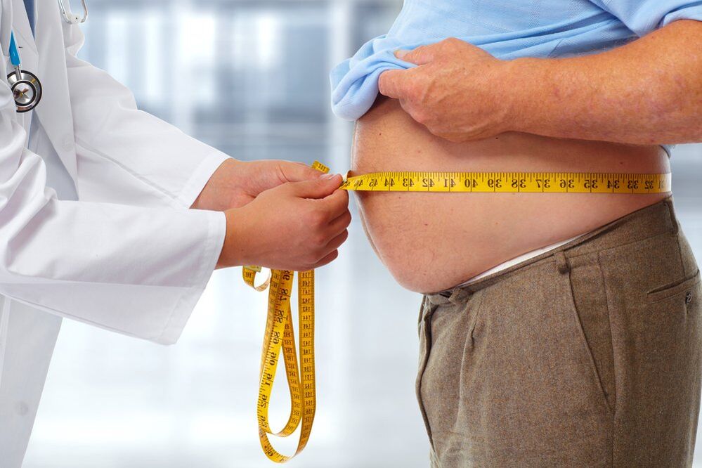 dokter mengukur pinggang pasien saat diet