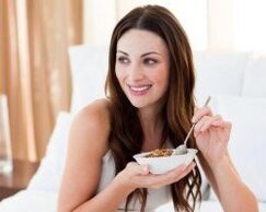 Gadis makan bubur soba
